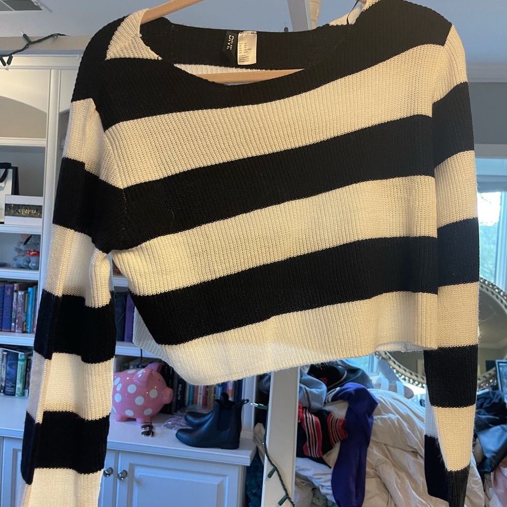 H&M cropped black and white sweater